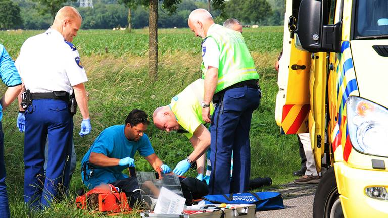 Gewonde motorrijder wordt verzorgd (Foto: Sander van Gils/SQ Vision)