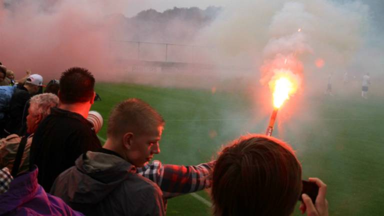 Veel vuurwerk voorafgaand aan de besloten training van PSV.