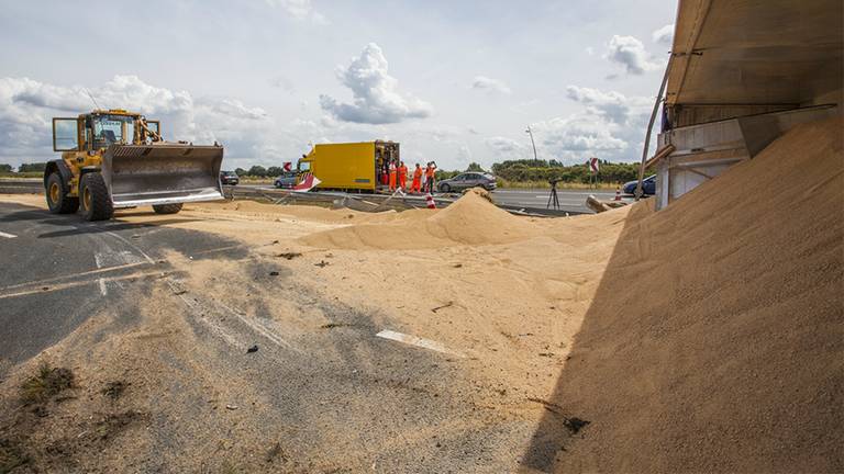 Rijkswaterstaat is druk met het opruimen van graan op de A50. (Foto: Sem van Rijssel/SQ Vision)