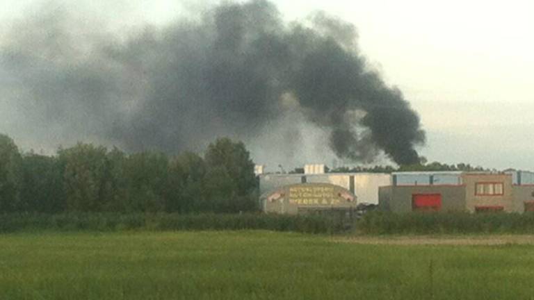Een grote brand heeft een bedrijvenpand in Helmond verwoest