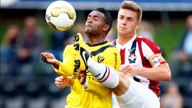 Jordens Peters verdedigt tegen VVV-Venlo (foto: Pics United)