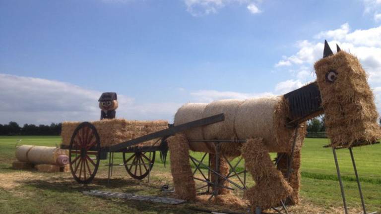 Paard en wagen van stro.