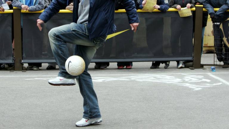 Een pannaveld is bedoeld om voetbaltrucjes op te oefenen. (Foto: ANP)