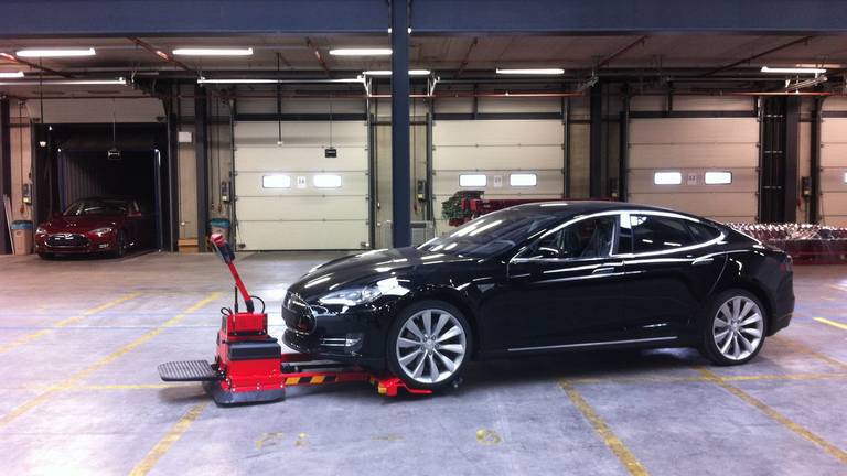 Tesla Motors gaat vanuit Tilburg elektrische auto's leveren in Europa