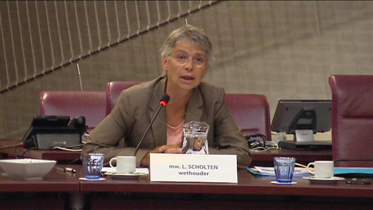Eindhovense wethouder Lenie Scholten door het stof tijdens commissievergadering