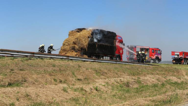 Het stro op de vrachtwagen vloog in brand, de A4 werd in twee richtingen afgesloten