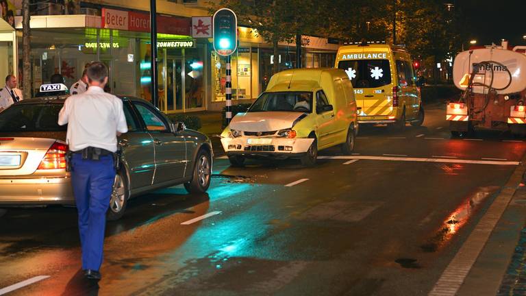 Spookrijder botst met taxi Tilburg (foto: Jules Vorselaars/JV Media)