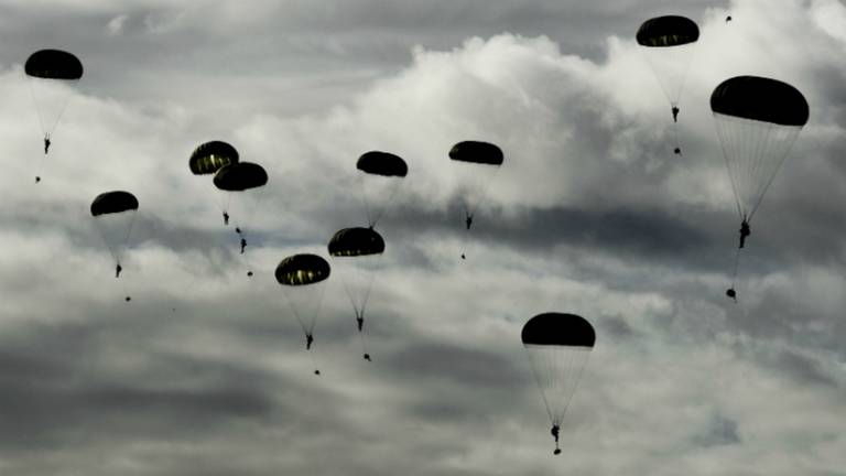De dropping van parachutisten is een vast onderdeel van de herdenking van Market Garden. (Foto: ANP)