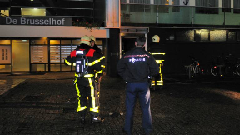 In de nacht van vrijdag op zaterdag was er weer brand in de Brusselstraat in Breda. (Foto: Rob de Haas/Mainstay Media Breda)
