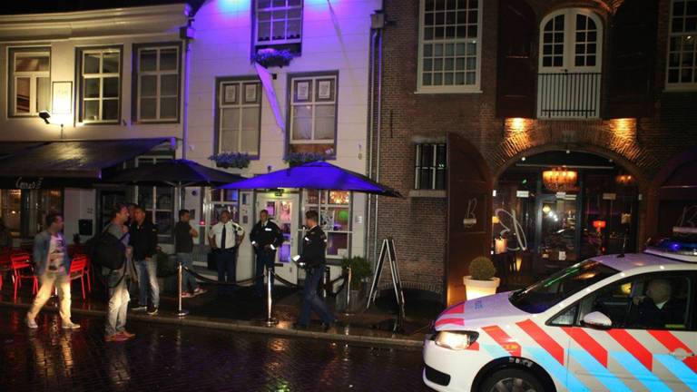 Man in rug gestoken bij besloten feest in Jij & Ik in Den Bosch