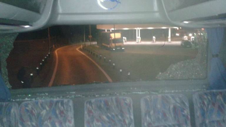 Schade aan de supportersbus (foto: Stefan Beukman)