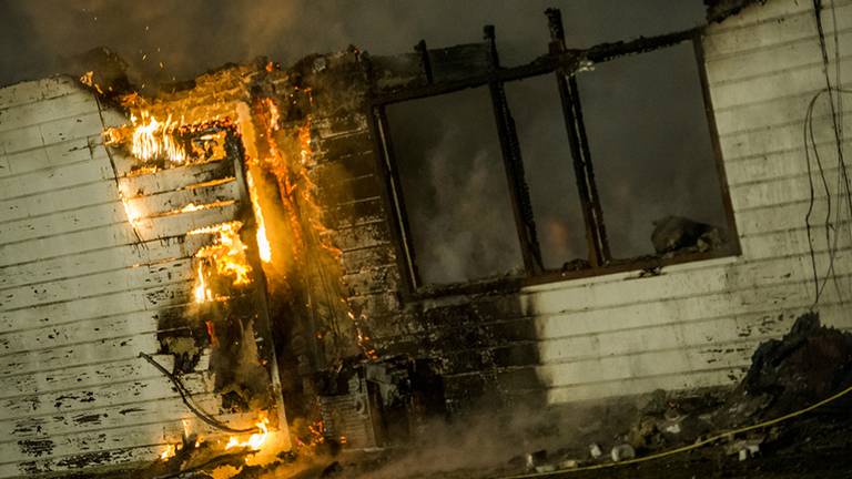 Brand verwoest bungalow in Helmond (foto: Sem van Rijssel/SQ Vision)