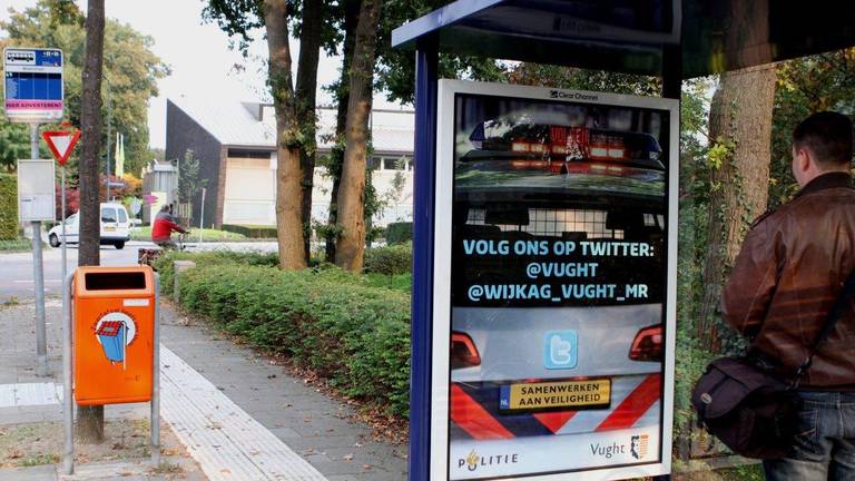 De Twitter-poster in een bushokje in Vught