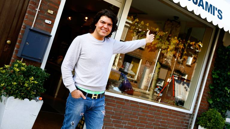 Roy Donders voor zijn winkel in Tilburg (foto: ANP)