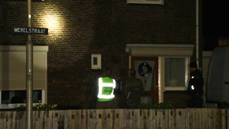 Vanuit auto op woning geschoten (foto: Charles Mallo/SQ Vision)