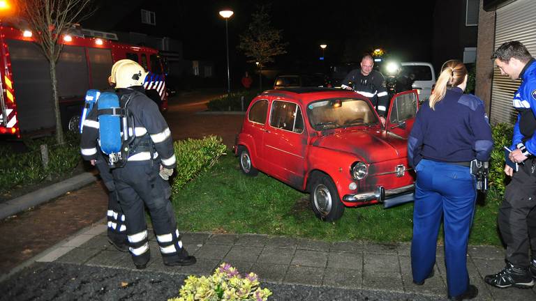 De auto heeft flinke brandschade. (Foto: Marvin Doreleijers/FPMB)