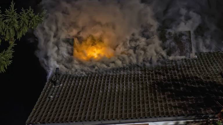 Uitslaande brand op de Snelliusstraat. (Foto: Jack Brekelmans/JV Media)