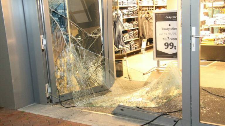 Ramkraak bij kledingzaak Only for Men in Oosterhout