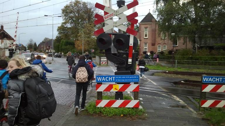 Scholieren op een overweg (archieffoto)