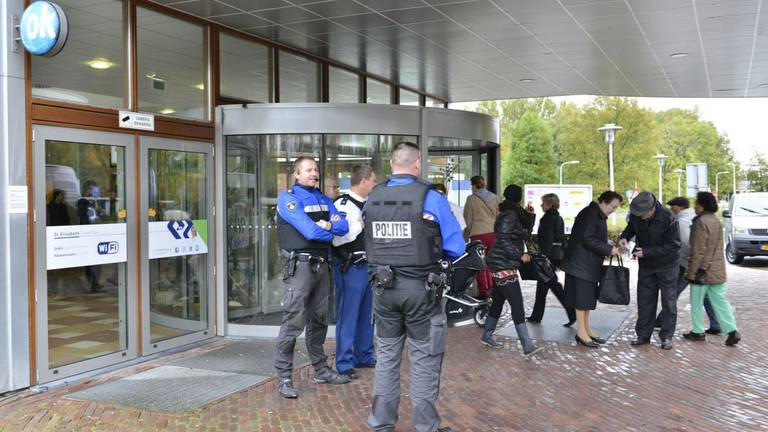 Zoekactie politie Elisabeth Ziekenhuis Tilburg (foto: Jules Vorselaars). 