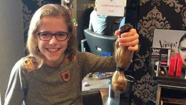 Een meisje staat haar af voor de Haarstichting (foto: Haarstichting)