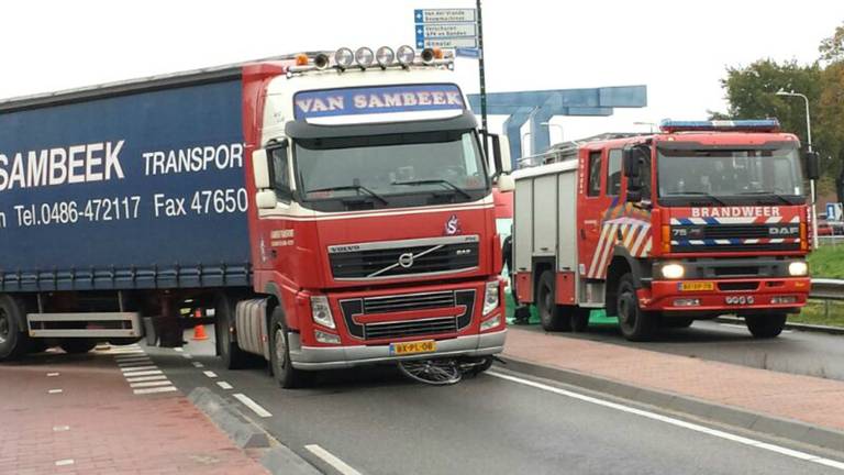 Fietser is overleden na aanrijding met een vrachtwagen (Foto: Henri van Dijk / SQ Vision)