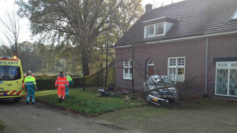 De fietser is zwaargewond. (Foto: Hans van Hamersveld)