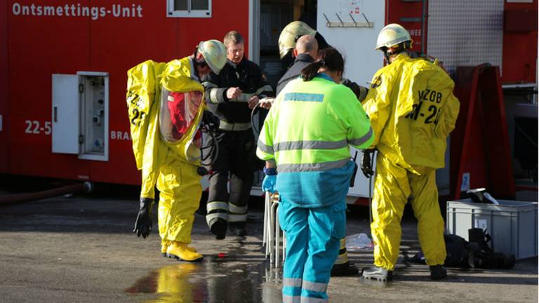 Mensen die last hadden van de bijtende stof gingen door de ontsmettingsunit. (Foto: Gabor Heeres/SQ Vision)