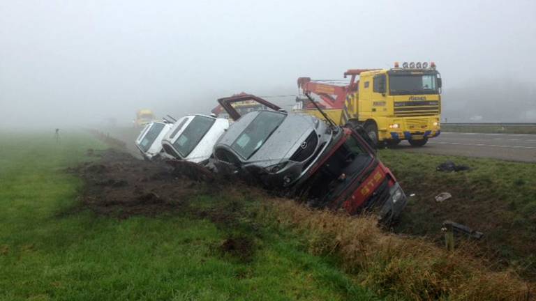 Vrachtwagen met auto's in de sloot (foto: Martien van Dam/SQ Vision)