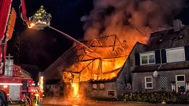 Grote brand in boerderij aan de Torenlaan in Esbeek 