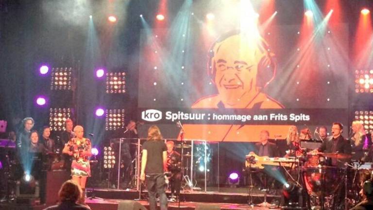 Hommage aan Frits Spits (bron: @KROcommunicatie / Twitter)