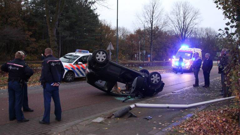 Man slaat met auto over kop in Oss (foto: Maickel Keijzers/ Meesters Multi Media)