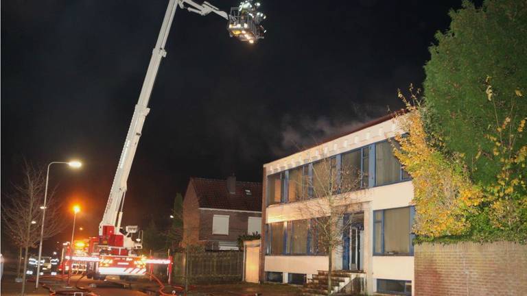 Woonwijk in Oss heeft last van brand in voormalige timmerfabriek