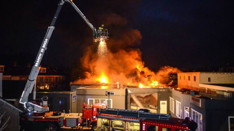 Politie over de grote brand bij Antonissen Interieurbouw in Breda