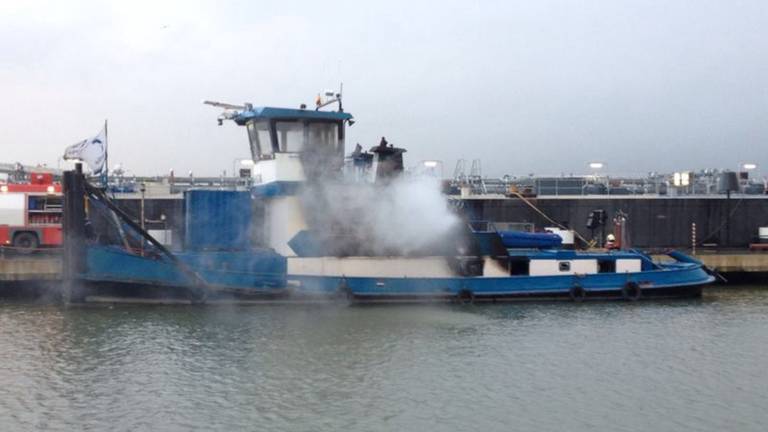 Duwboot in brand in Werkendam (foto: Miriam Verlee)