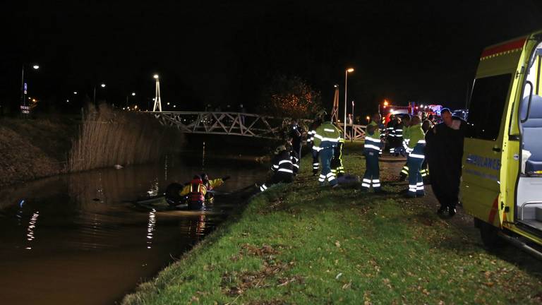 Drenkeling gered uit zinkende auto (foto: Erik Haverhals/FPMB)