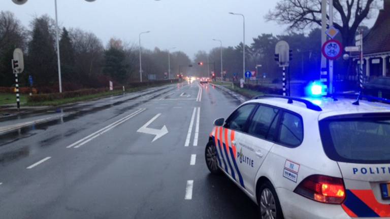 Politie bewaakt overgang (foto: Jeroen Stuve/Stuve Fotografie)