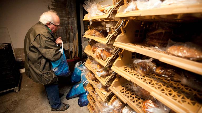 Gerrit Poels toen hij nog zelf brood rondbracht (archieffoto: Gerdien Wolthaus-Paauw).