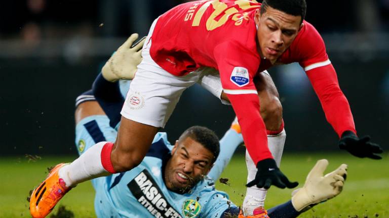 Memphis Depay wordt gevloerd door ADO-keeper Coutinho (foto: Pics United)