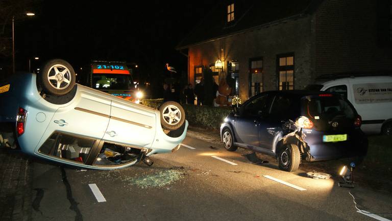 Auto over de kop in Haarsteeg (Foto: Martijn van Bijnen/FPMB)