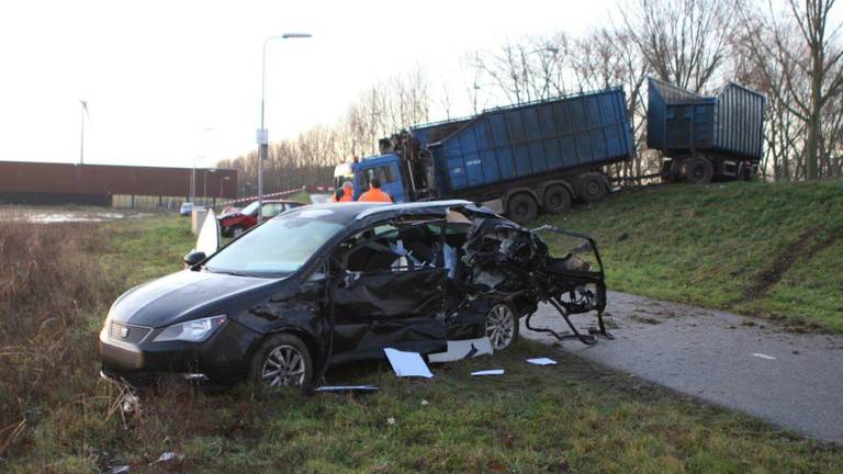 Ongeluk met vrachtwagen en drie auto’s aan Treurenburg in Den Bosch
