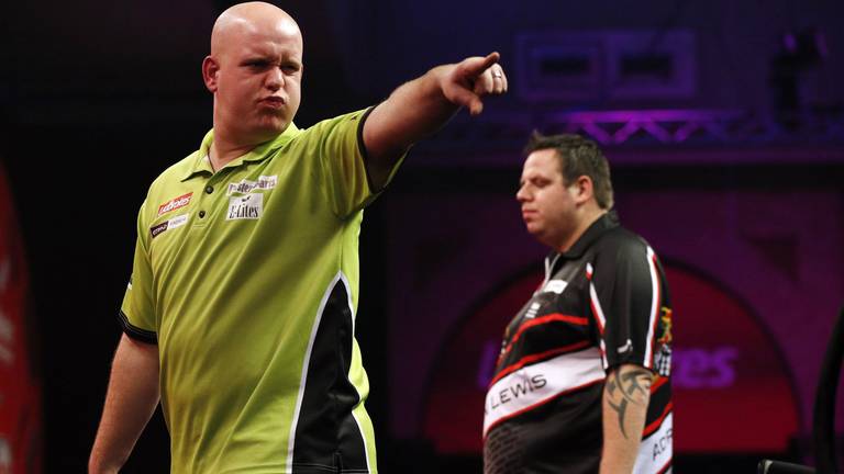 Laatste pijlen Michael van Gerwen - Adrian Lewis (halve finale WK darts 2014)