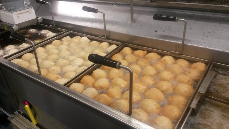 Oliebollen worden klaargemaakt. (Foto: archief)