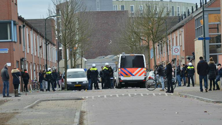 Acht politiewagens, agenten en ME maken einde aan brandstichtingen Scheldestraat Breda