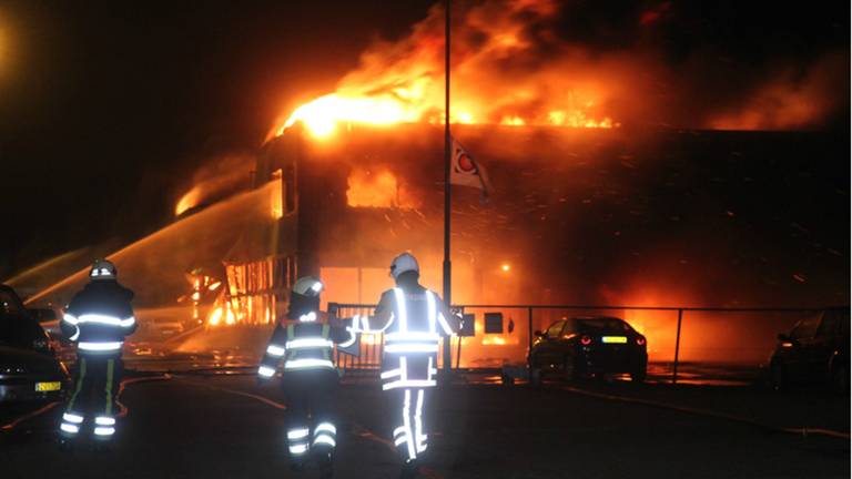 Uitslaande brand verwoest bedrijvenpand in Oss