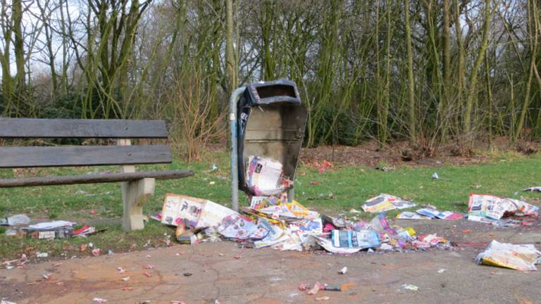 Een opgeblazen prullenbak (archieffoto: Henk van den Berg).