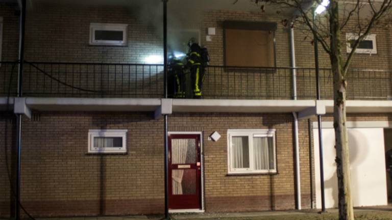 De brandweer brak de deur open. (Foto: Alexander Vingerhoeds/Obscura Foto)