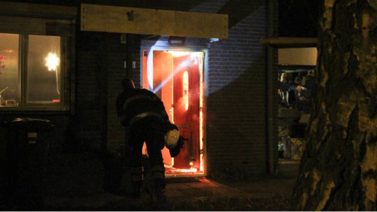 De bewoners waren op tijd buiten. (Foto: Harrie Grijseels/SQ Vision)