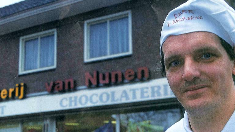 Van Kuijk bij de winkel waar het broodje werd bedacht (foto: Reed Business)