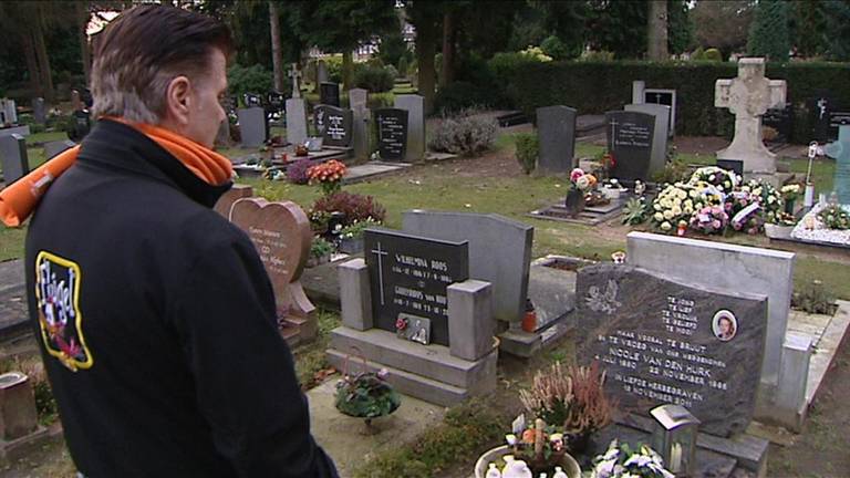 Stiefvader Ad bij graf van stiefdochter Nicole